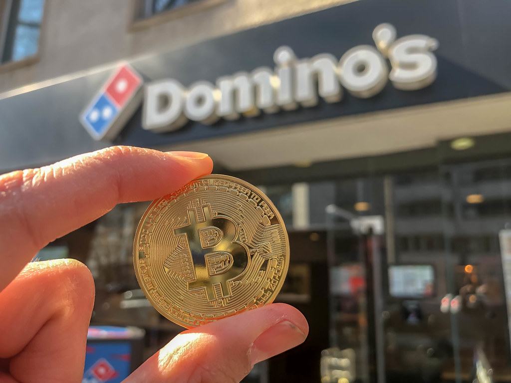 Почему франшиза пиццерий Domino’s предложила сотрудникам зарплату в биткоине?
